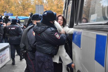 Москва. Сотрудники полиции во время задержания участников несогласованного шествия националистов `Русский марш 2020` в День народного единства.
