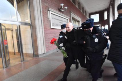 Москва. Сотрудники полиции во время задержания участников несогласованного шествия националистов `Русский марш 2020` в День народного единства.