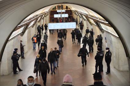 Москва.  Полицейское  на станции метро  `Цветной бульвар`в День народного единства.