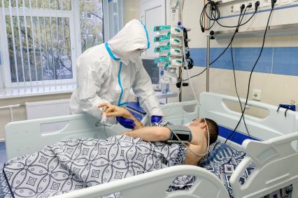 Санкт-Петербург. Медицинский работник и пациент в Александровской больнице, где оказывают помощь пациентам с коронавирусной инфекцией COVID-19.