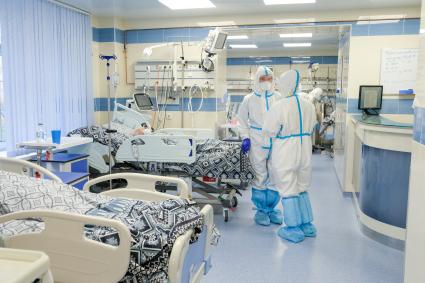 Санкт-Петербург. Медицинские работники и пациенты в Александровской больнице, где оказывают помощь пациентам с коронавирусной инфекцией COVID-19.