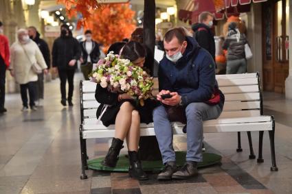 Москва.  Посетители в ГУМе.