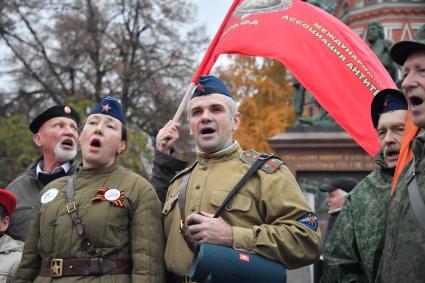 Москва.  Группа активистов на  Красной площади  в День народного единства.