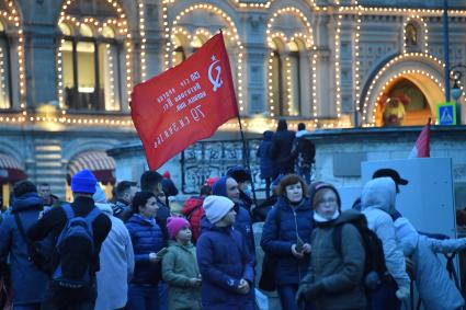 Москва.  Жители города во время прогулки по Красной площади  в День народного единства.