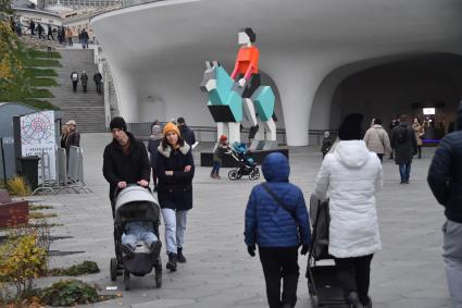 Москва.  Посетители в парке Зарядье.