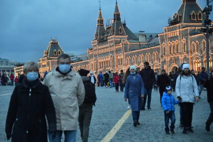 Москва.  Жители города во время прогулки по Красной площади  в День народного единства.