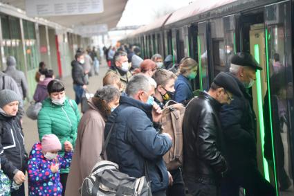 Москва.  Пассажиры в медицинских масках на станции метро.