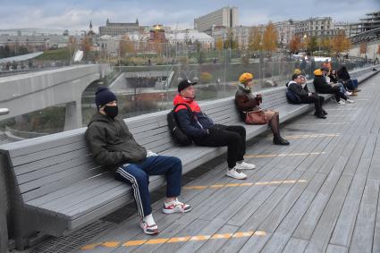 Москва.  Посетители  на Парящем мосту в парке Зарядье.