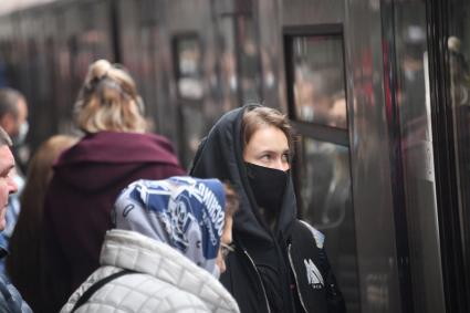 Москва.  Пассажиры в медицинских масках на станции метро.