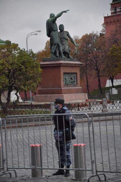 Москва.  Ограждения на Красной площади.