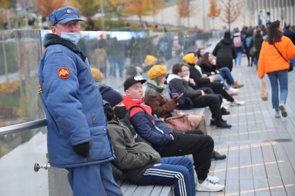 Москва.  Посетители  на Парящем мосту в парке Зарядье.