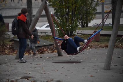 Москва.  Посетители в парке Зарядье.