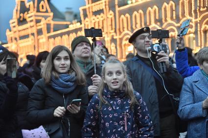 Москва.  Жители города во время прогулки по Красной площади  в День народного единства.