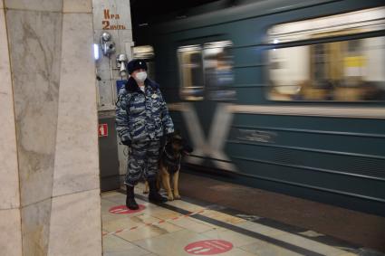 Москва.   Сотрудник полиции на станции метрополитена