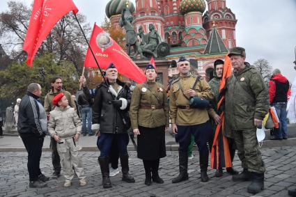 Москва.  Группа активистов на  Красной площади  в День народного единства.