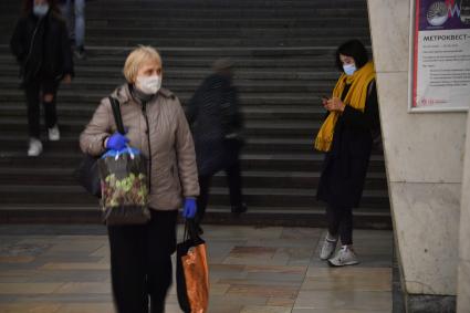 Москва.  Женщина в медицинской маске на станции метро.