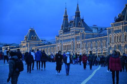 Москва.  Жители города во время прогулки по Красной площади  в День народного единства.