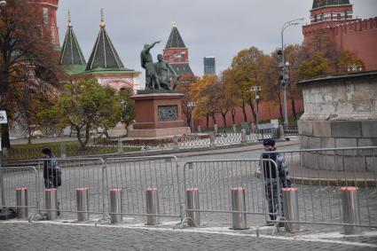 Москва.  Ограждения на Красной площади.