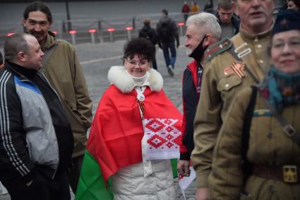 Москва.  Группа активистов на  Красной площади  в День народного единства.