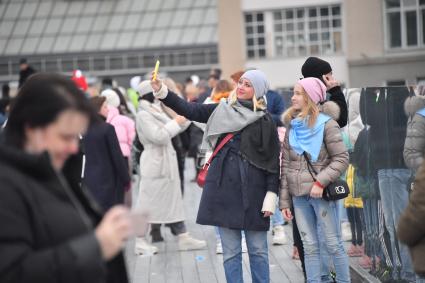 Москва.  Посетители  на Парящем мосту в парке Зарядье.