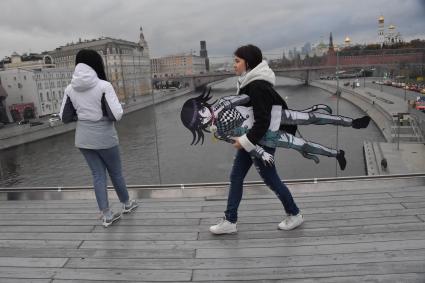 Москва.  Посетители  на Парящем мосту в парке Зарядье.