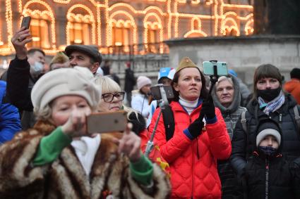 Москва.  Жители города во время прогулки по Красной площади  в День народного единства.