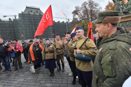 Москва.  Группа активистов на  Красной площади  в День народного единства.