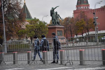 Москва.  Ограждения на Красной площади.