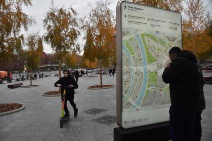 Москва. Посетители в парке Зарядье.