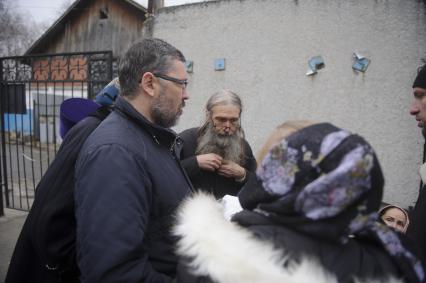 Екатеринбург. Иерей Георгий Бусыгин (в центре) и сторонники опального отца Сергия (настоятеля Среднеуральского женского монастыря и  лишенного священного сана) попытались захватить Церковь Ксении Петербургской, куда настоятелем был назначен иерей Владимир Гливинский, вместо протоиерея Георгия Бусыгина, также отлученного от церкви