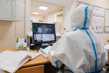 Санкт-Петербург.  Медицинский работник делает компьютерную томографию (КТ) пациенту в Александровской  больнице.