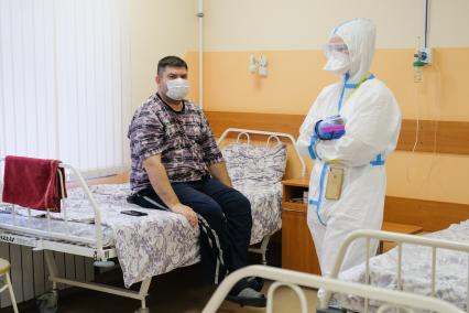 Санкт-Петербург. Медицинский работник и пациент в Александровской больнице, где оказывают помощь пациентам с коронавирусной инфекцией COVID-19.