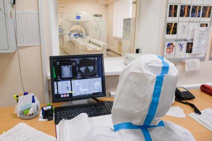 Санкт-Петербург.  Медицинский работник делает компьютерную томографию (КТ) пациенту в Александровской  больнице.