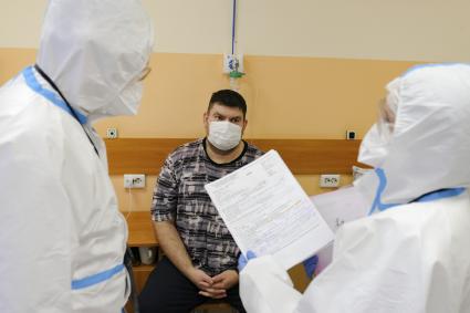 Санкт-Петербург. Медицинские работники и пациент в Александровской  больнице, где оказывают помощь пациентам с коронавирусной инфекцией COVID-19.