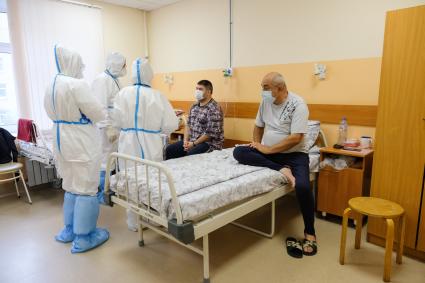 Санкт-Петербург. Медицинские работники и пациенты в Александровской  больнице, где оказывают помощь пациентам с коронавирусной инфекцией COVID-19.