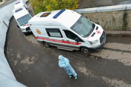 Санкт-Петербург. Автомобили скорой медицинской помощи у  Александровской больницы.