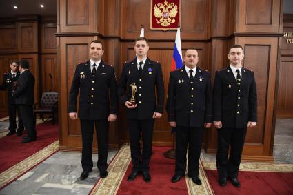 Москва. (слева направо) победитель прошлогоднего конкурса, подполковник полиции Сергей Кузюков, победители всероссийского конкурса `Народный участковый` - 2019: участковый межмуниципального отдела МВД `Тейковский` Ивановской области, старший лейтенант Денис Костырев (1 место), старший участковый уполномоченный по городу Северодвинску Архангельской области, майор полиции Дмитрий Лазарев (2 место) и участковый города Воркута, старший лейтенант полиции Максим Машенцев (3 место) во время церемонии вручений призов в здании МВД России.