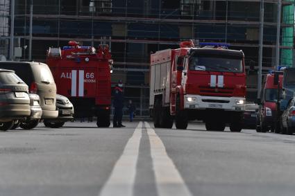 Москва.  Пожарные автомобили на территории медицинского центра `Новомосковский` в Коммунарке, куда госпитализируют пациентов с подозрением на коронавирус COVID-19.