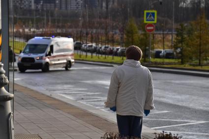 Москва. Автомобиль скорой помощи у медицинского центра `Новомосковский` в Коммунарке.