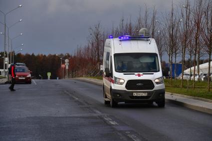 Москва. Автомобиль скорой помощи у медицинского центра `Новомосковский` в Коммунарке.