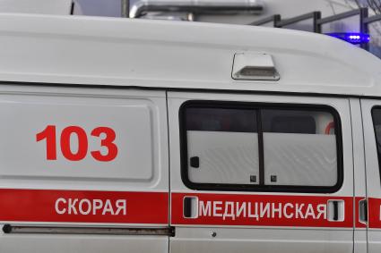 Москва. Автомобиль скорой помощи у медицинского центра `Новомосковский` в Коммунарке.