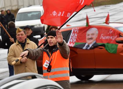 Белоруссия, Минск. Участники автопробега в поддержку президента Белоруссии Александра Лукашенко в Минске.