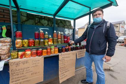 г.Таруса. Корреспондент КП Павел Клоков на продуктовом рынке.