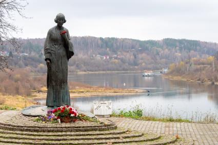 г.Таруса. Памятник поэтессе Марине Цветаевой.