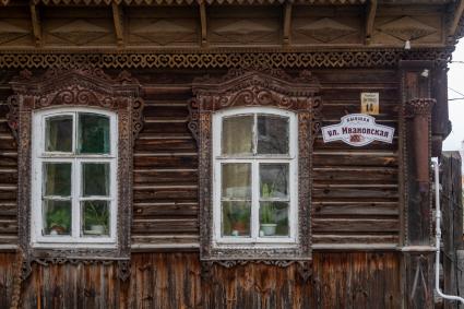 г.Таруса. Указатели на доме `Улица Энгельса 14` и `Бывшая ул.Ивановская`. 20 октября депутаты Городской Думы приняли решение о возвращении названий улиц исторической части города, существовавших до событий 1918 года.