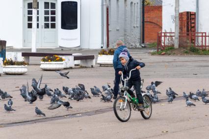 г.Таруса. Мальчик катается на велосипеде.