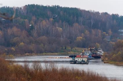 г.Таруса. Транспортировка дома по воде.