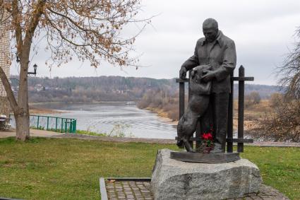 г.Таруса. Памятник писателю Константину Паустовскому.