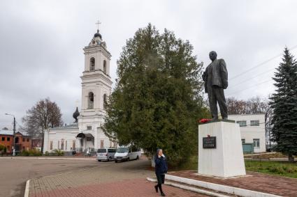 г.Таруса. Собор Петра и Павла и памятник Ленину.