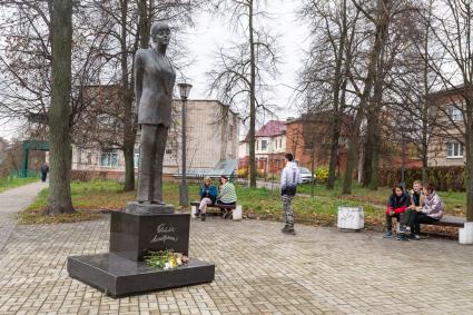 г.Таруса. Памятник поэтессе Белле Ахмадулиной.